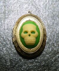 Medaillon klapp skull green