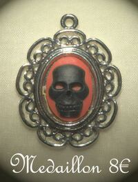 Medaillon silver skull red black